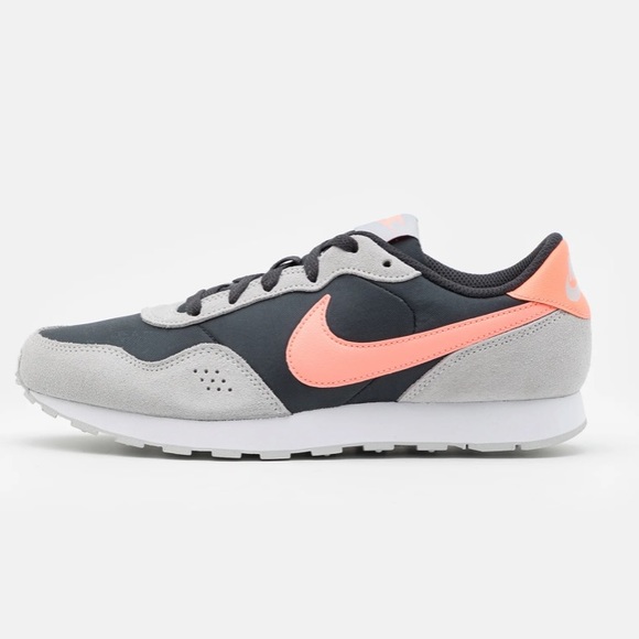 Nike Valiant Trainers in Black, Grey and Atomic Pink- Size 4.5 Boys - Picture 4 of 6